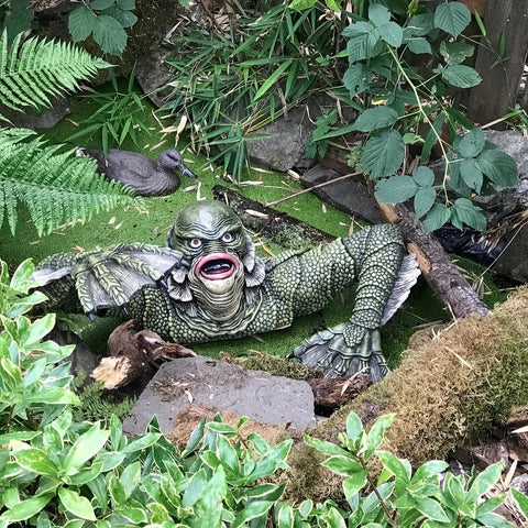 Fearsome Lizard Man Sculpture Statue - Realistic Resin Latex Construction, Spooky Horror Movie Themed Decor, Haunted House Prop, Indoor Outdoor Garden Ornament for Party Decoration